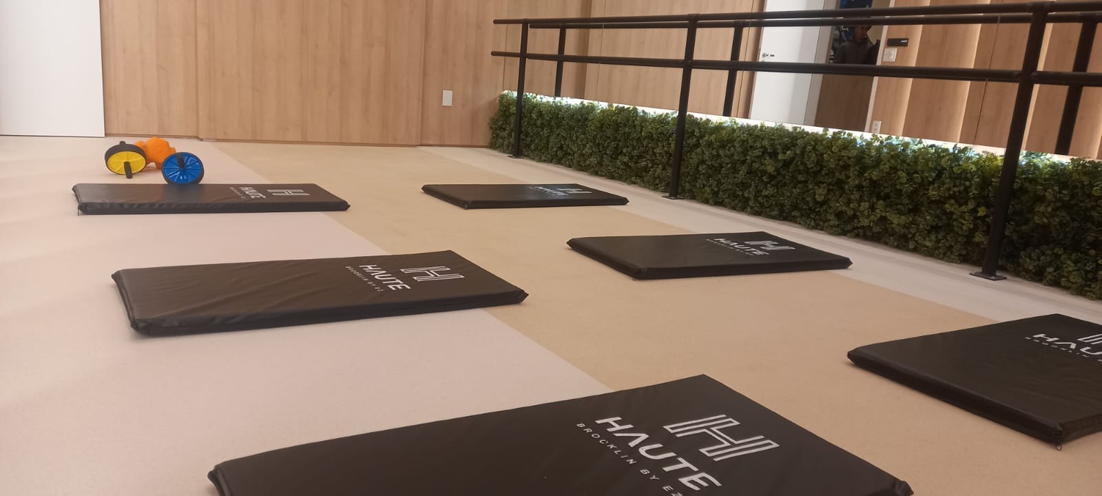 Espaço fitness com colchonetes da Equipa