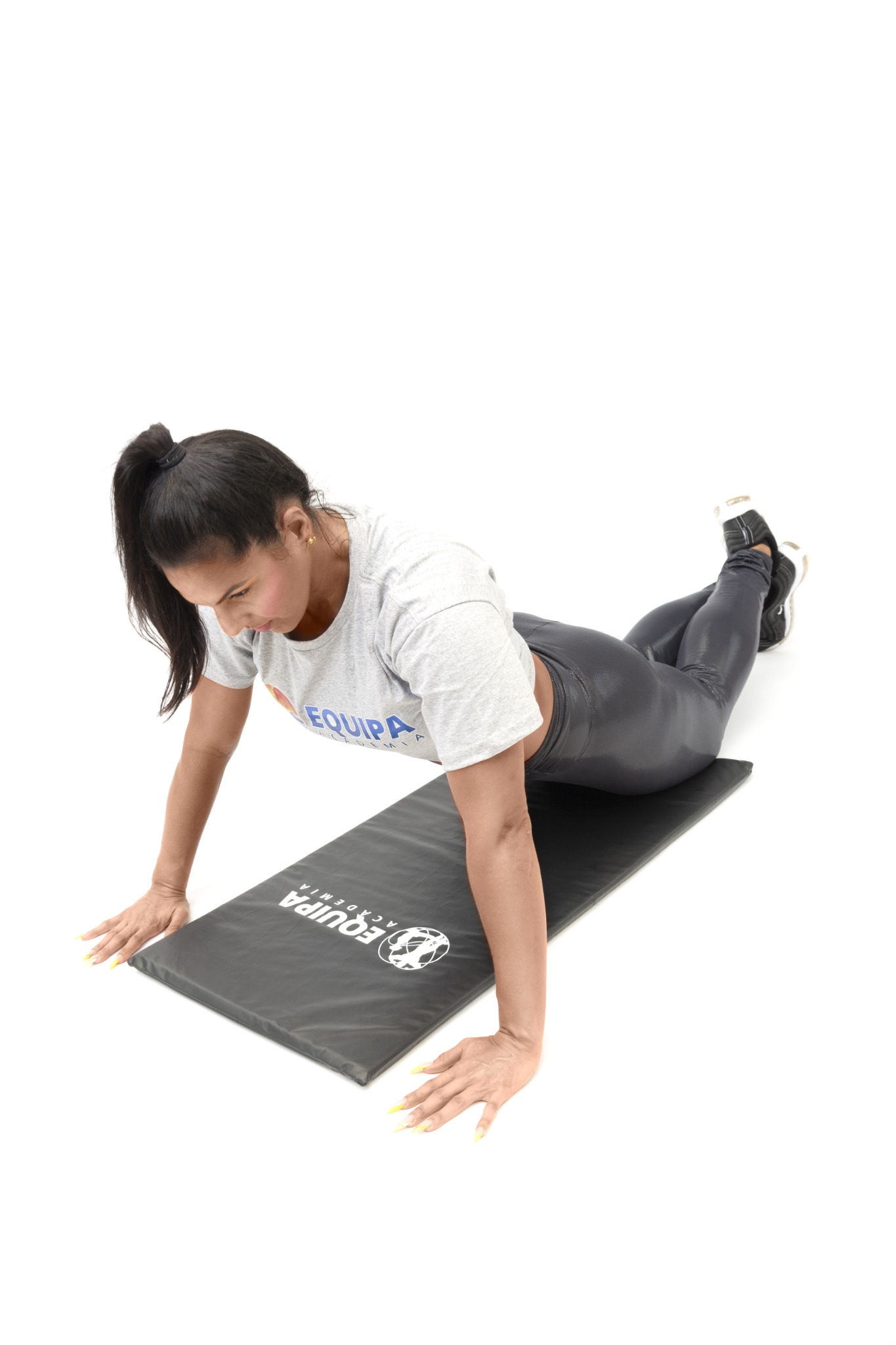 Profissional utilizando o colchonete em exercício de solo